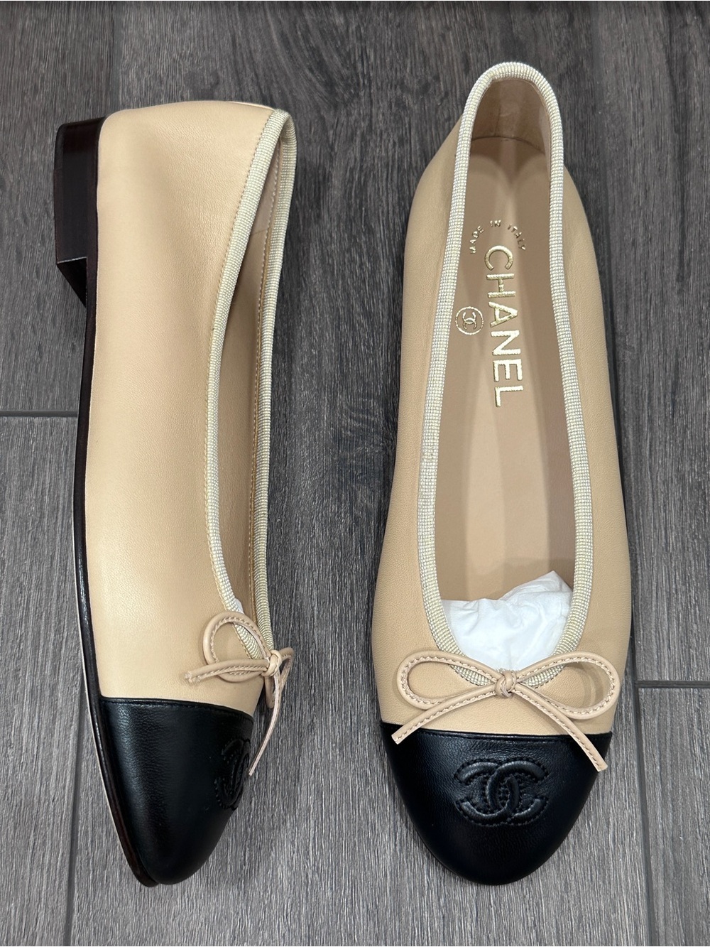 CHANEL CLASSIC CC LOGO BEIGE & BLACK LEATHER BALLET FLATS SHOES Size 37